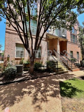 3-Story 2/3/2 Townhome in Dallas For Rent! – photo 1