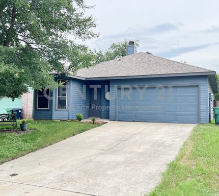 Spacious 3/2/2 in Denton Ready For Move-In! – photo 1