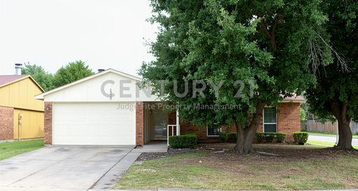 Charming 3/2/2 on Corner Lot in Grand Prairie For Rent! – photo 1
