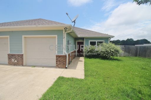 Well Maintained 2/2/1 Duplex For Rent!