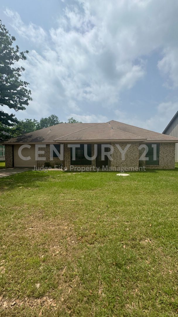 Gun Barrel City House: 211 Anchor Lane