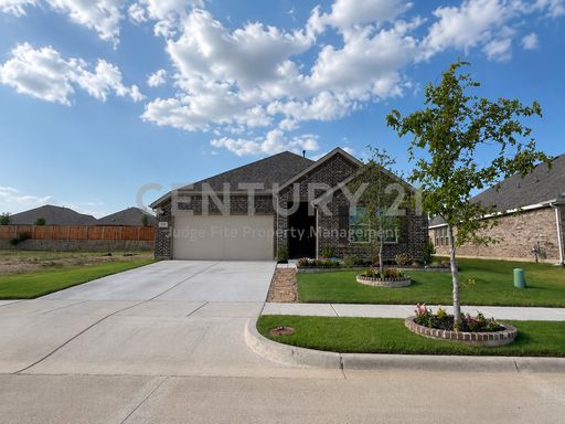 Gorgeous 3/2/2 in Denton Ready for Move-In!