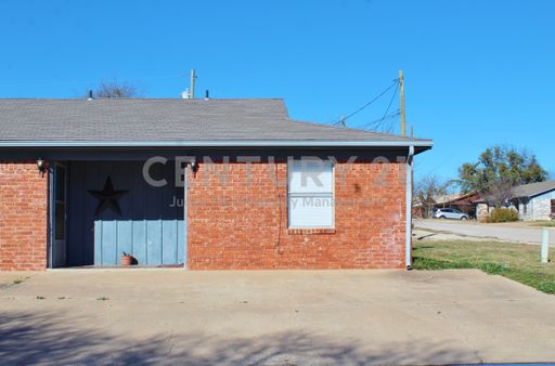 Cozy 1/1 Fourplex Unit On A Corner Lot In Weatherford For Rent! – photo 1