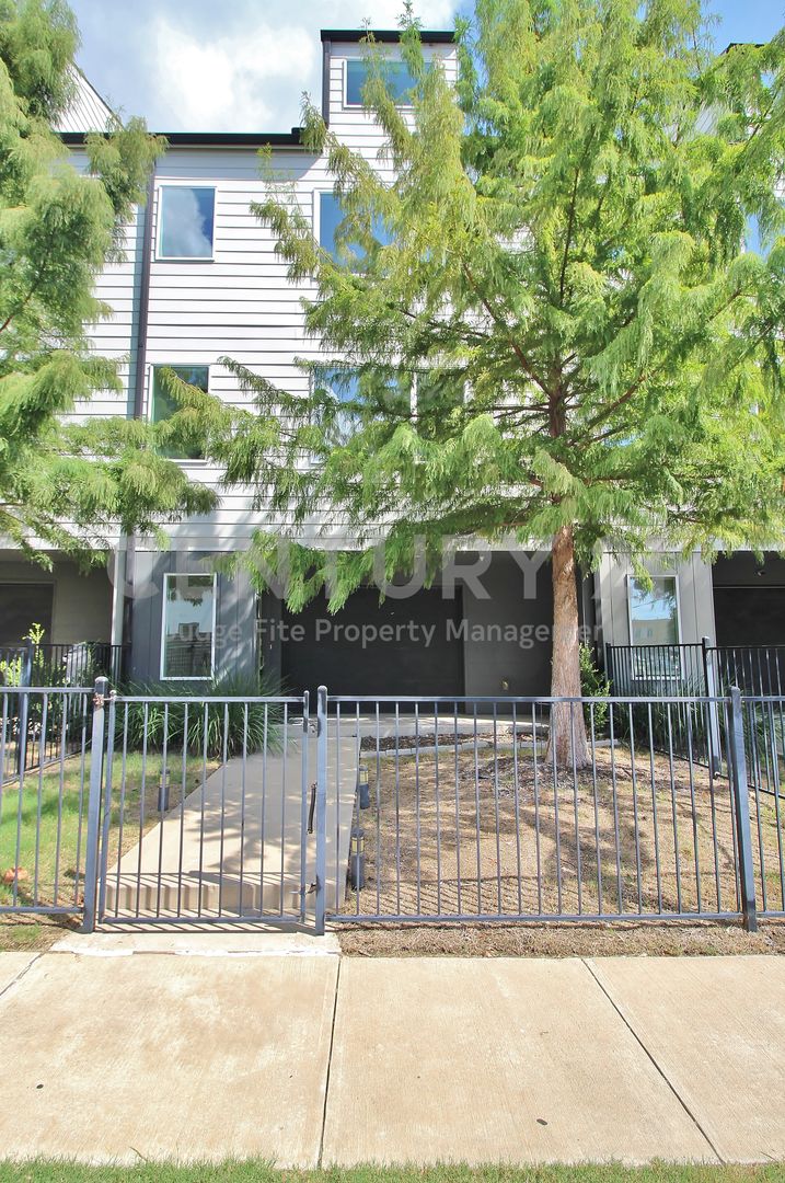 Dallas Condo: 1430 Grigsby Avenue #102