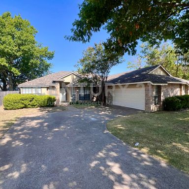 Fabulous 3/2/2 Nestled on Corner of Cul-de-sac in Red Oak ISD For Rent!