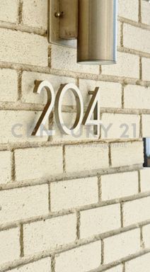 Inviting 2/2 Apartment in Dallas’ Uptown East District Ready For Immediate Move-In! – photo 1