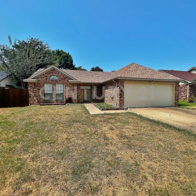 Charming 3/2/2 in Arlington ISD For Rent! – photo 1