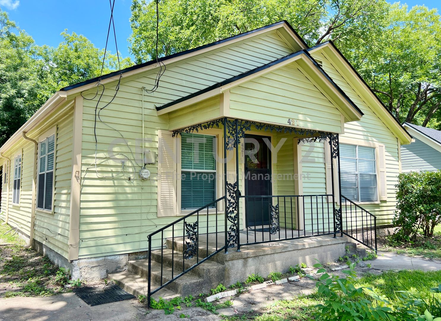 Waxahachie House: 421 Dr. Martin Luther King Jr Boulevard