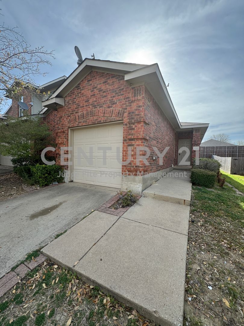 Mesquite Townhome: 2146 Stonebrook Lane