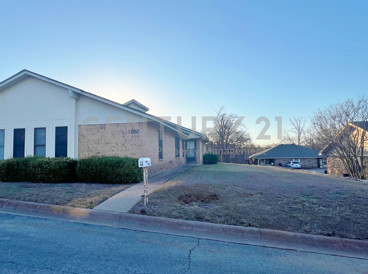 Weatherford House: 1108 Curtis Drive