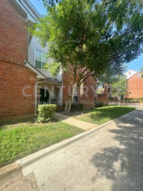 Wonderful 2-Story 2/2.5/2 Condo in PRIME Dallas Location For Rent! – photo 1