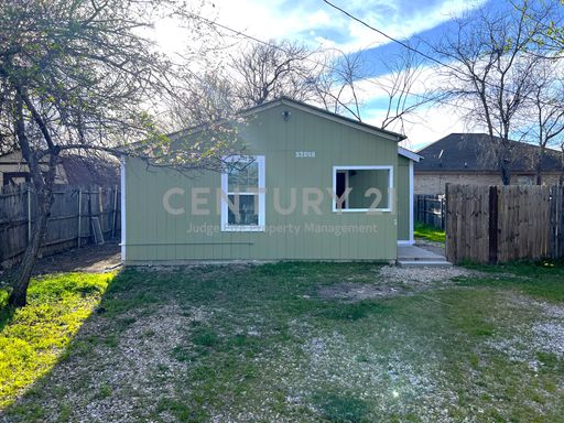 Charming 1/1 in Castleberry ISD for Rent!