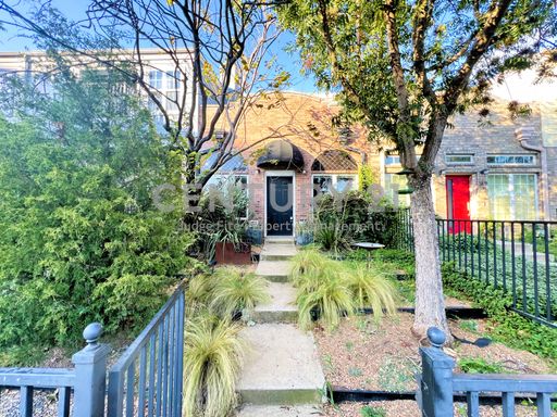 2-Story 2/2/2 Townhome with Great Downtown Views For Rent! – photo 1