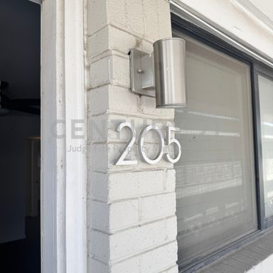 This Stylish Mid-Century Modern 1/1 in the Uptown East Area is Move-In Ready and Waiting For You! – photo 1