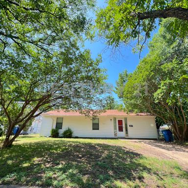 Cute 3/2 in Dallas For Rent! – photo 1