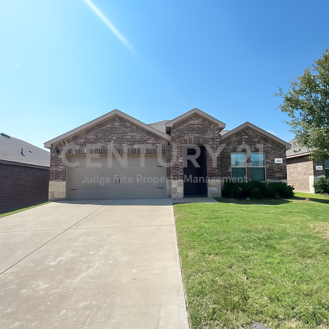 Farmersville House: 204 University Street