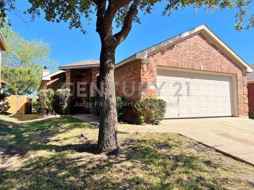 Charming 3/2/2 in Denton For Rent! – photo 1