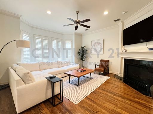 **$3895.00 PER MONTH FOR AN 18 MONTH LEASE TERM! Tastefully Updated 3-Story 3/3.5/2 Townhome in The Heart of Downtown Dallas For Rent! – photo 1
