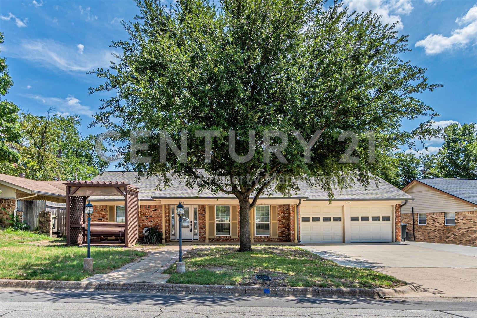 Bedford House: 952 Charleston Drive