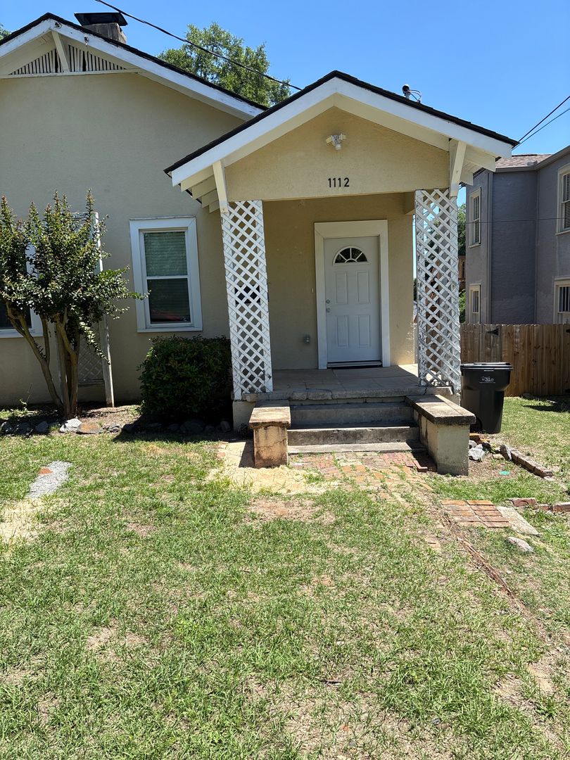 August House: 1112 Troupe Street