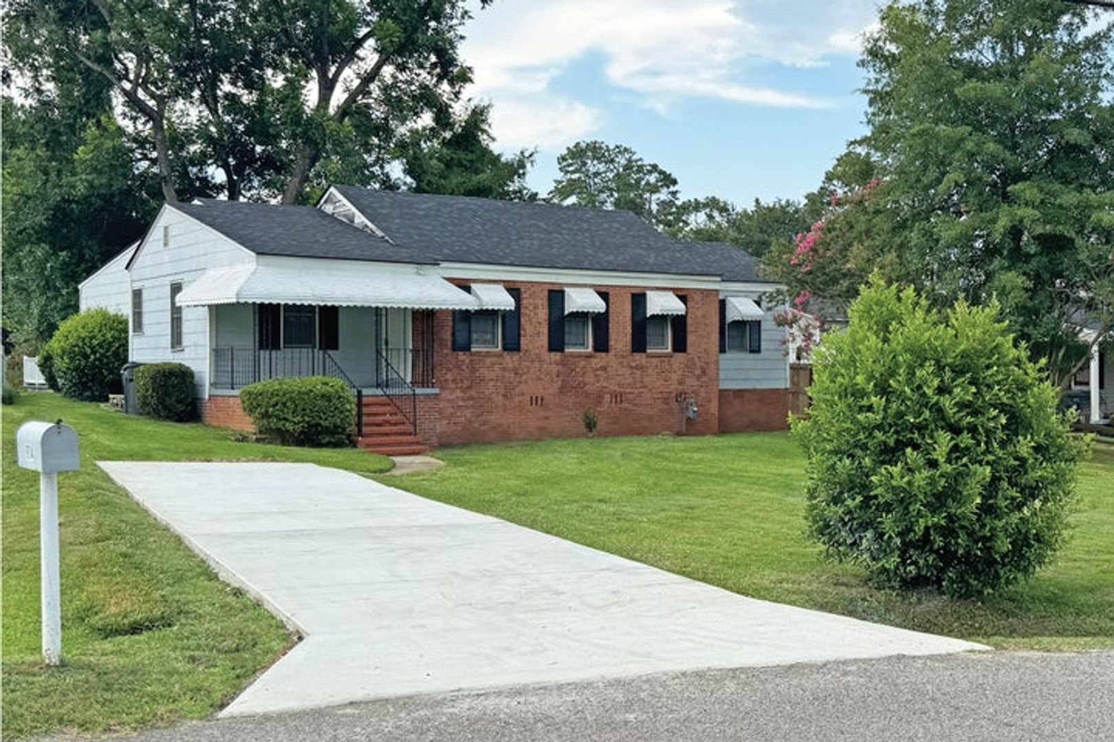 Augusta House: 934 Bluebird Rd