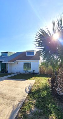 2 Story 2 Bedroom 2 Bath Townhome Centrally Located – photo 1