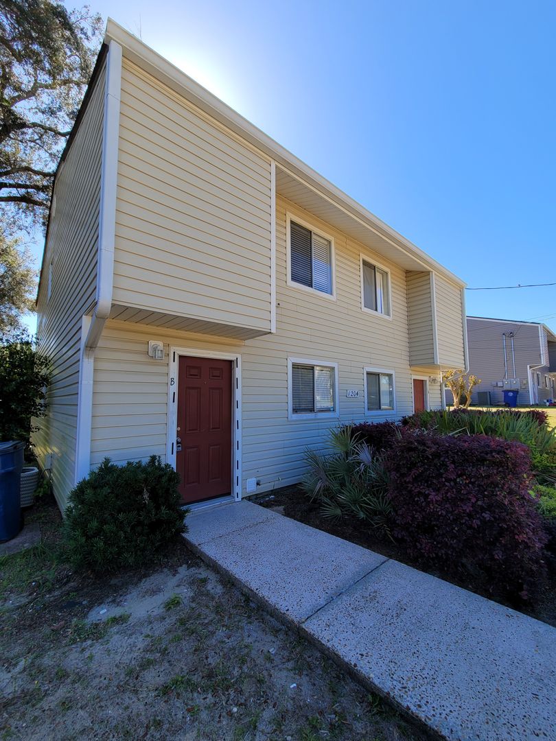 Cute 2 bedroom 1.5 bath 2-Story Townhome in Historic St. Andrews