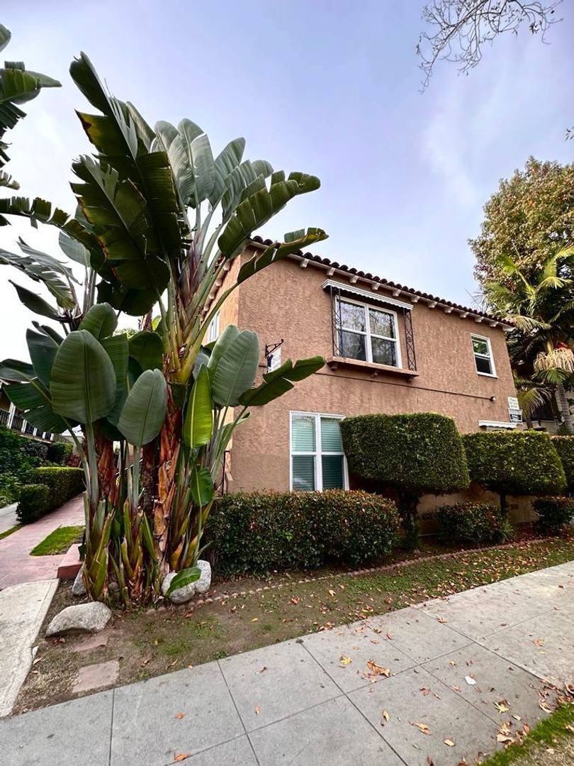 Long Beach Apartment: 2459 Cedar Avenue