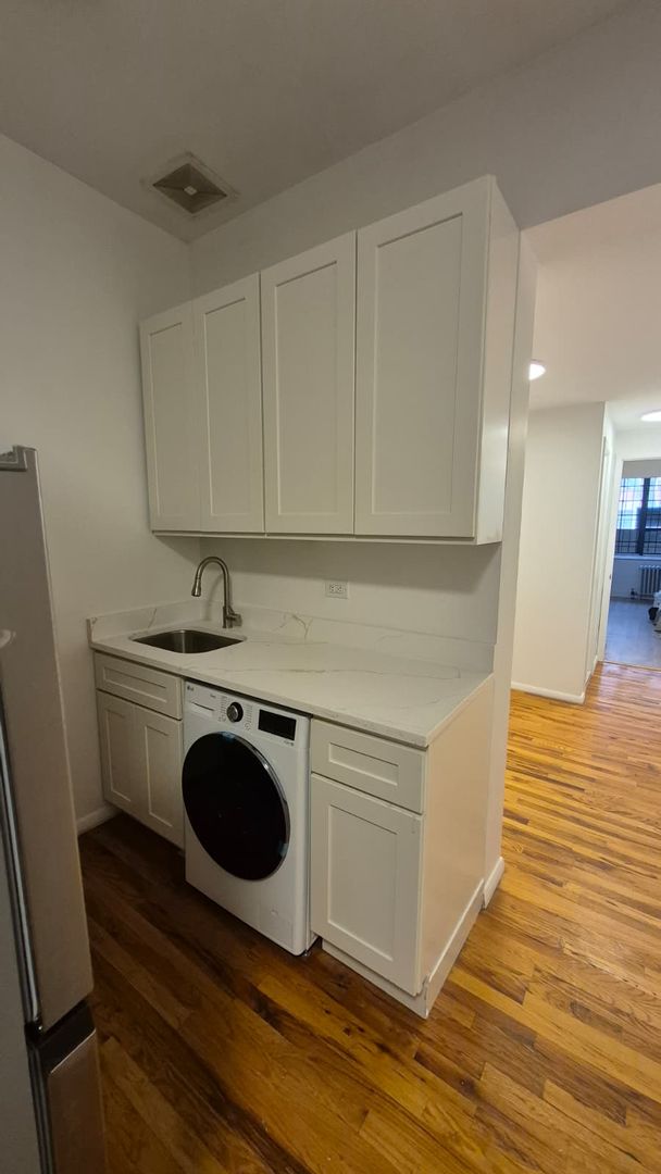 New York Apartment: 415 W 47th St