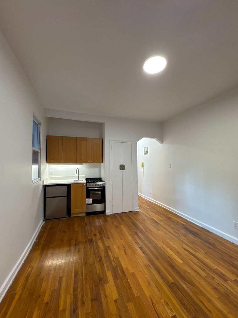 New York Apartment: 415 W 47th St