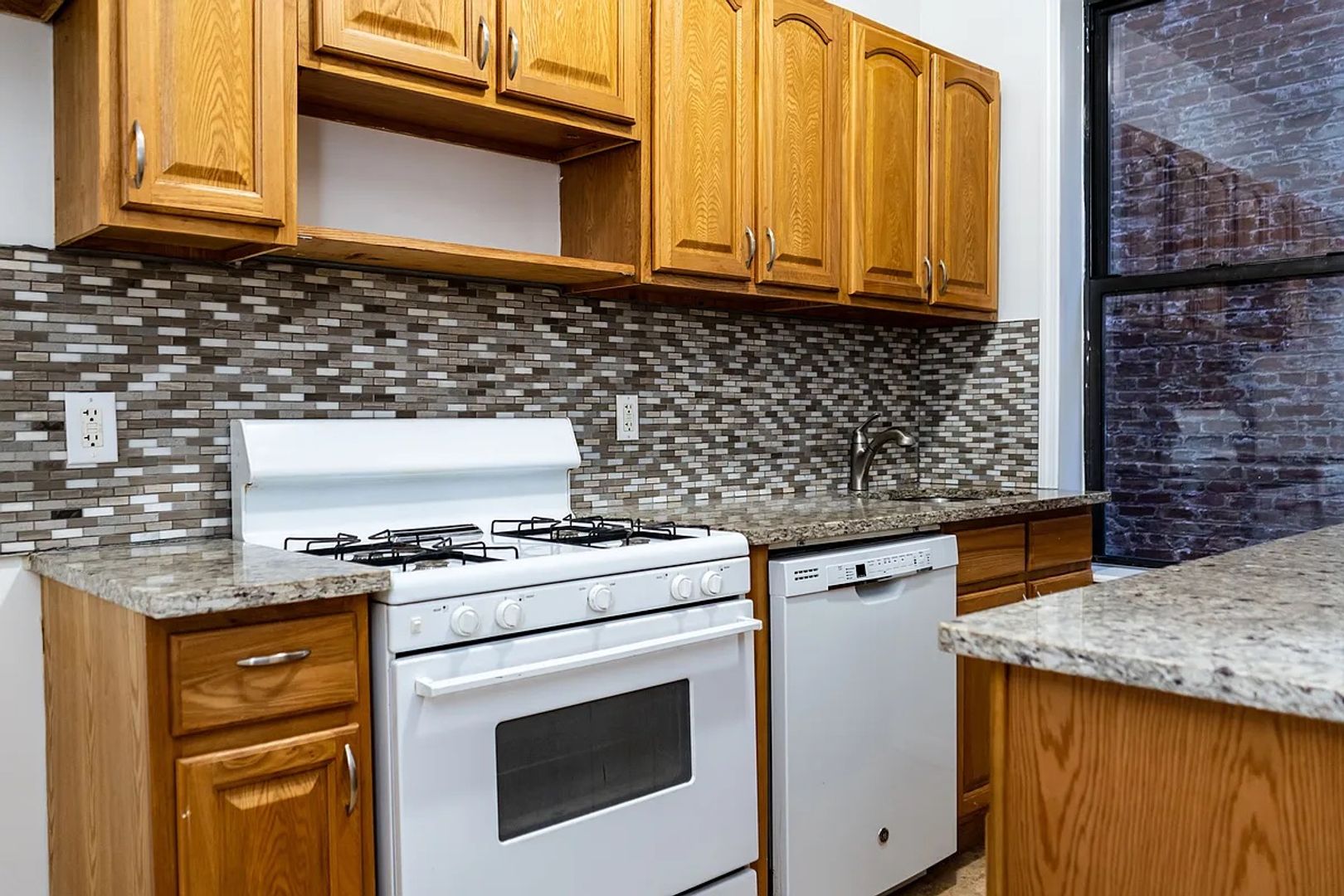 New York Apartment: 66 Pinehurst Ave