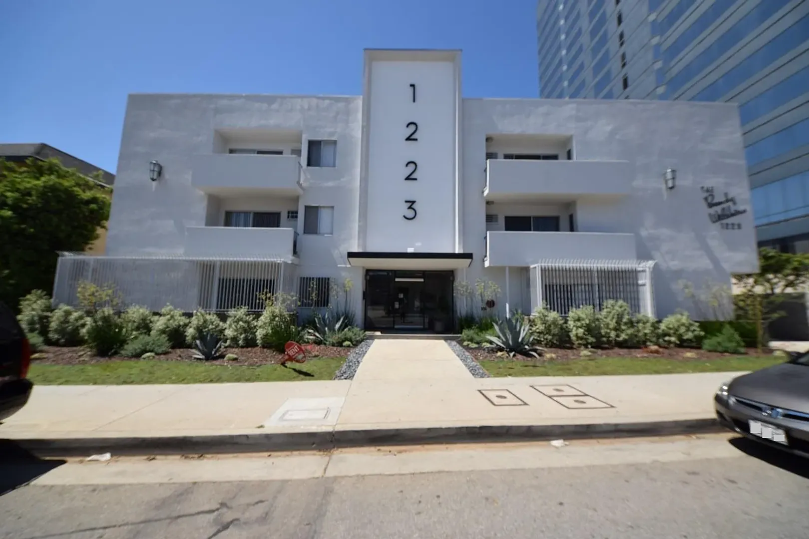 Los Angeles Apartment: 1223 S. Bundy Dr
