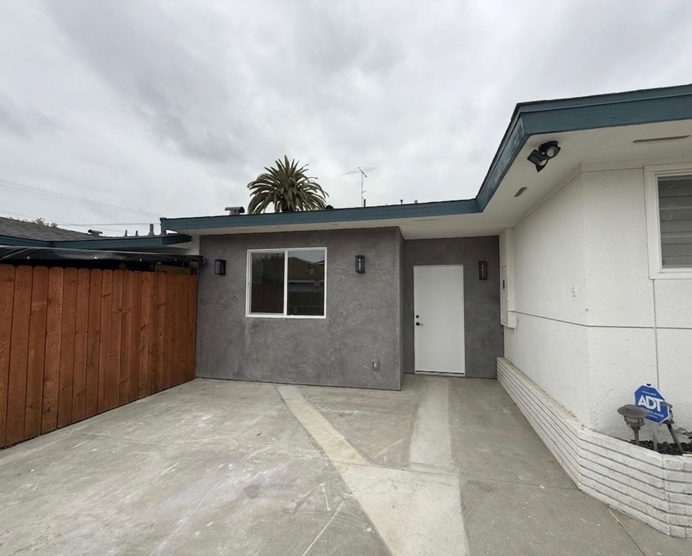 Inglewood House: 710 Venice Way