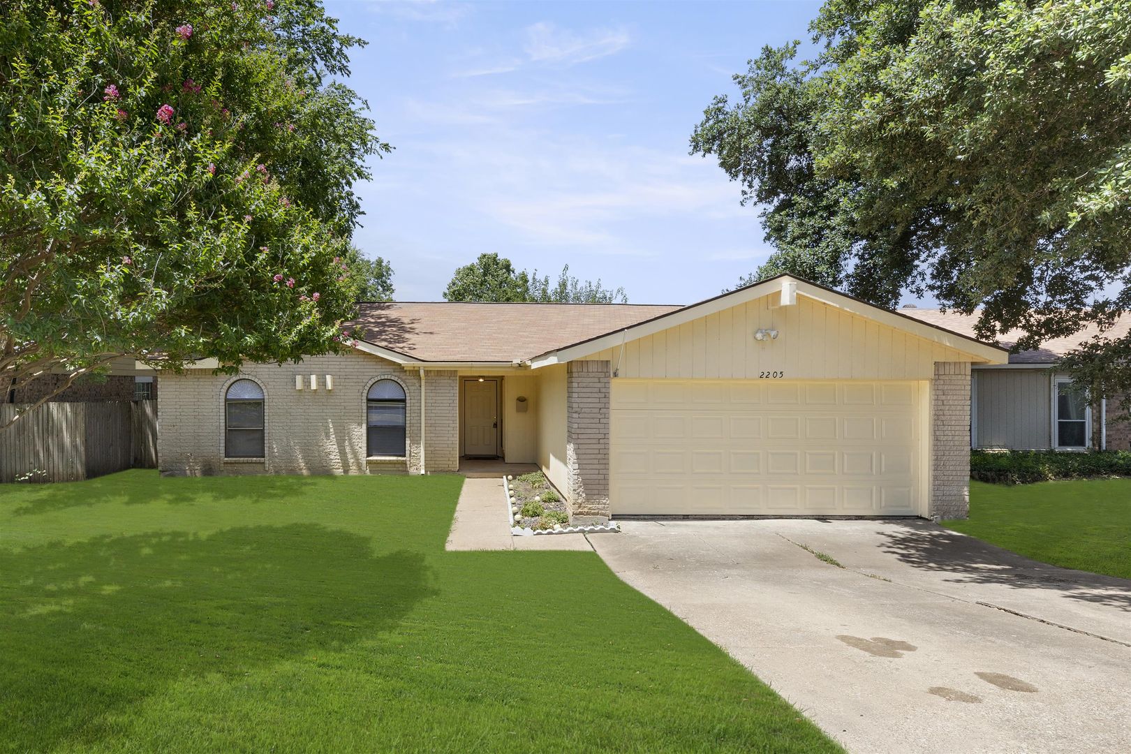 Arlington House: 2205 Foxcroft Lane