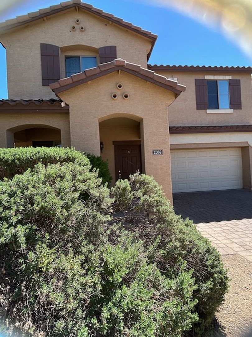 Gilbert House: 2057 S Starling Dr