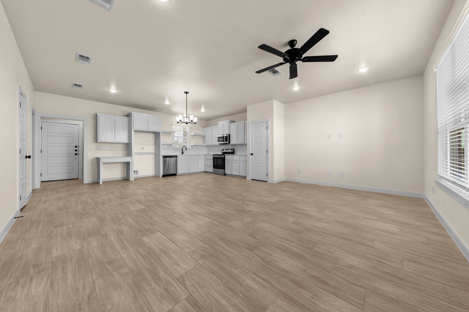 4627 Kings Crossing Blvd 2 WEEKS FREE RENT, Yard Maintenance, Pest Control