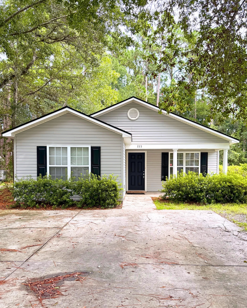 Wilmington House: 223 Charter Dr