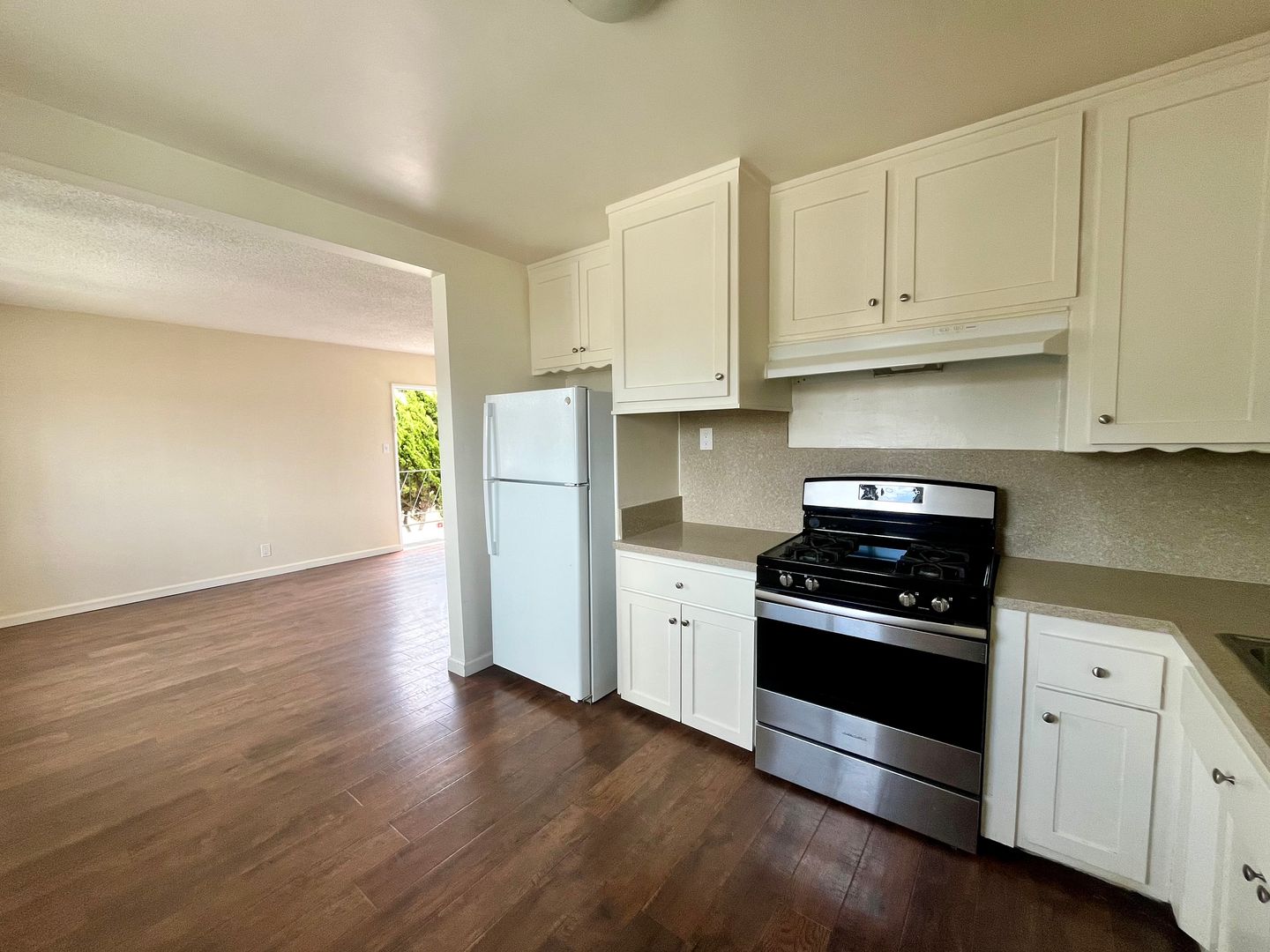 Redondo Beach Apartment: 2700 Ruhland Avenue