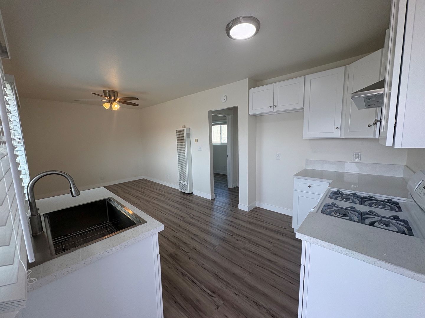 Long Beach Apartment: 1142 Hoffman