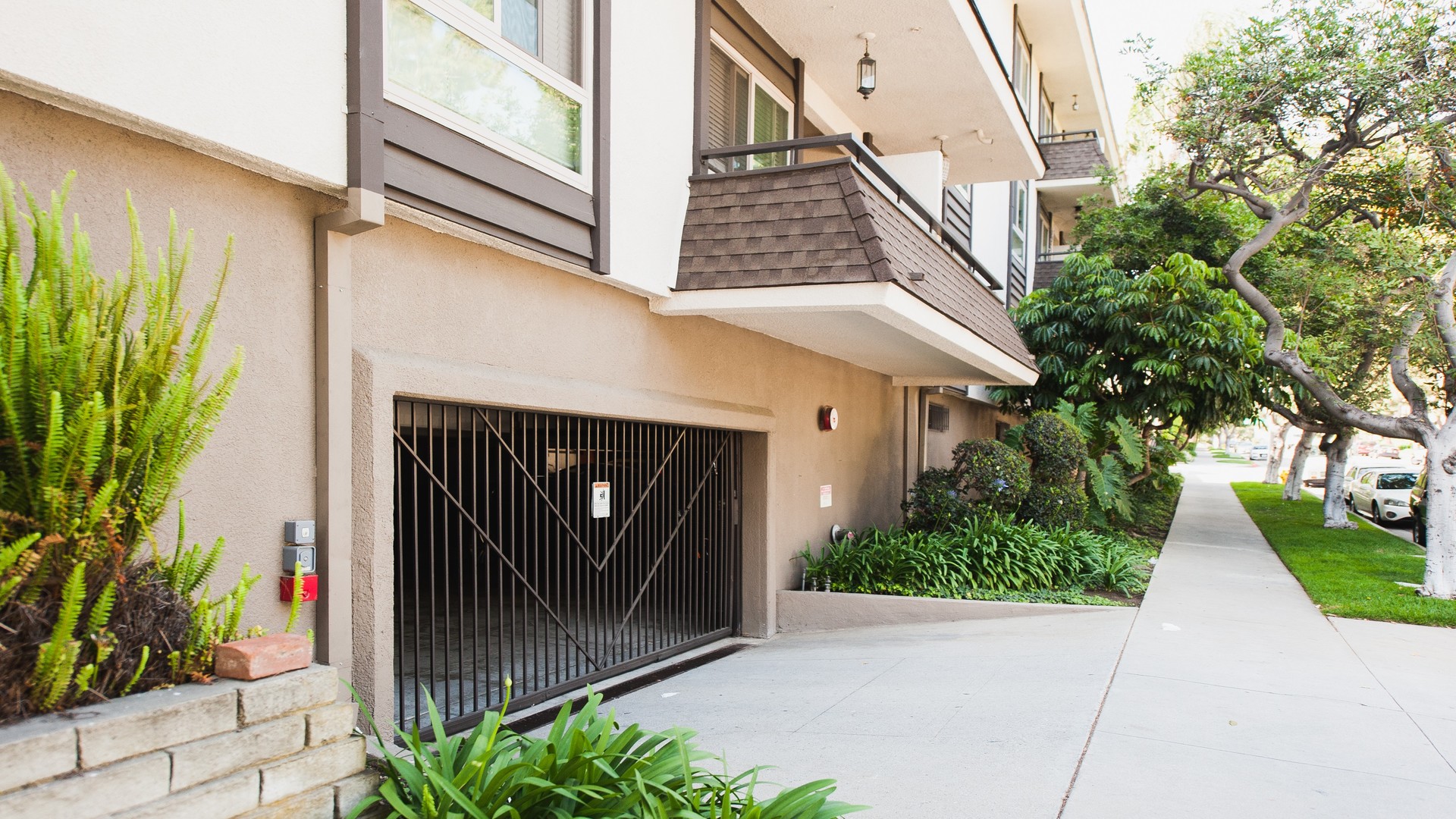 Culver City Apartment: 6001 Canterbury Drive #104