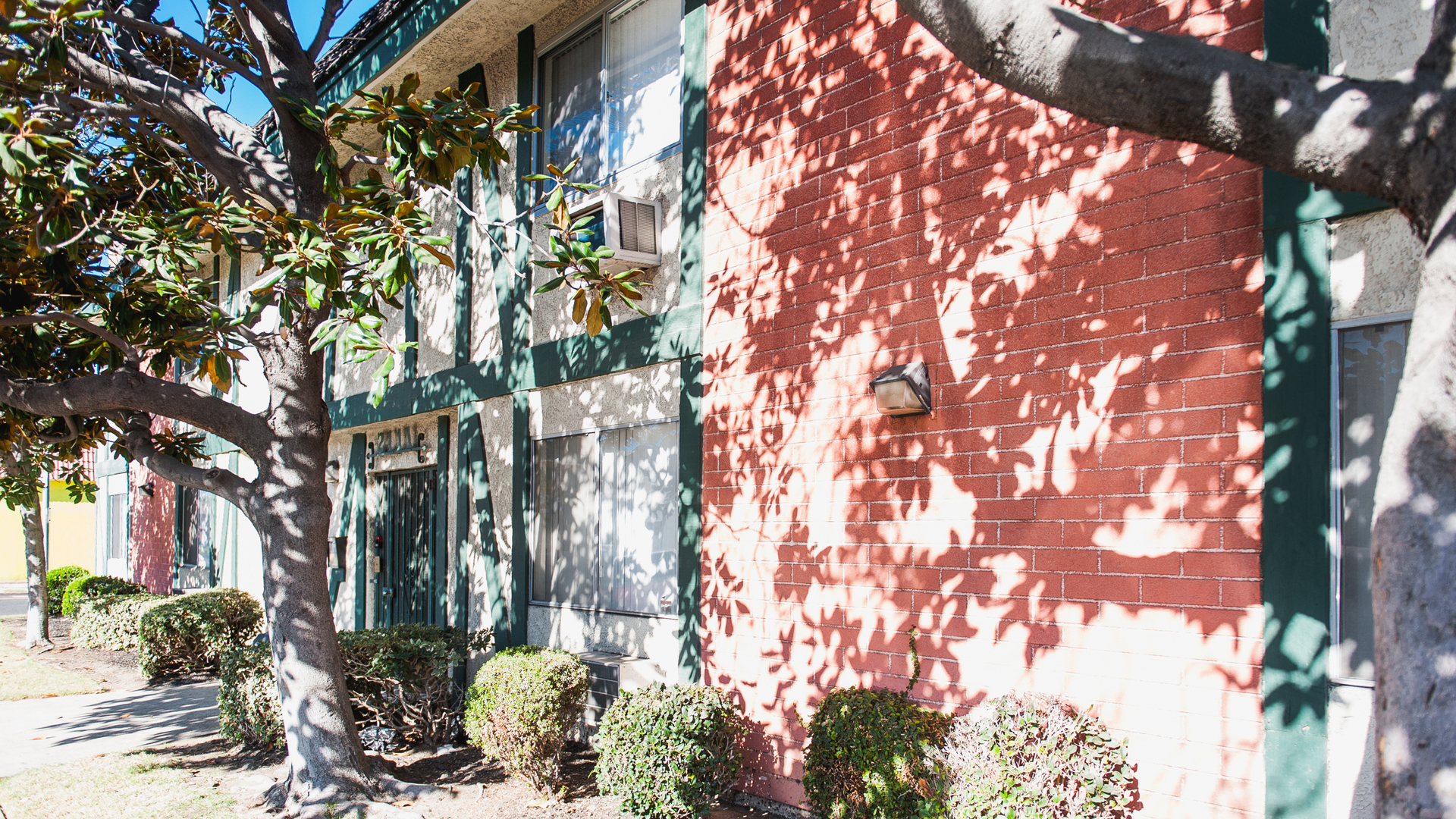 Long Beach Apartment: 2111 E. 7th Street