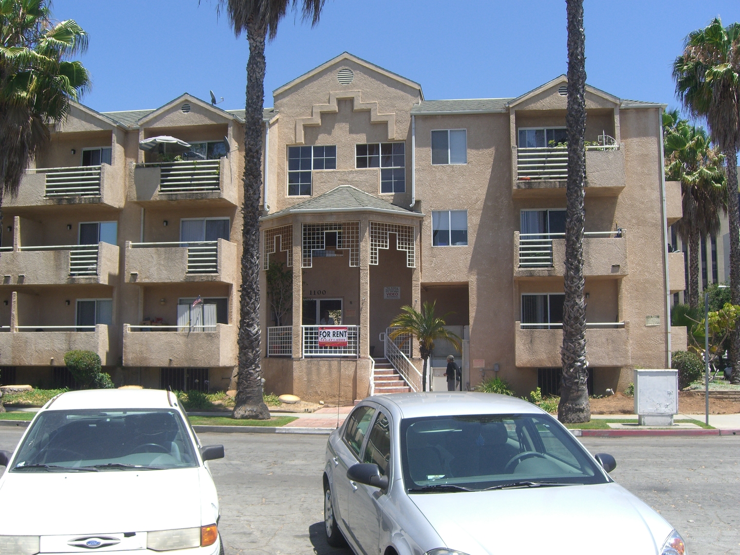 Long Beach Apartment: 1100 Elm Avenue