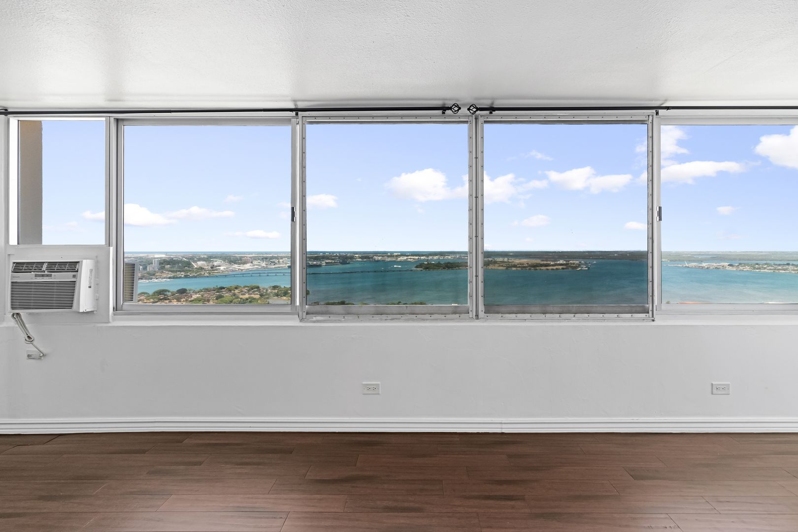 Beautifully Renovated 2 bedroom Penthouse with a Roof-Top Loft and Lanai!