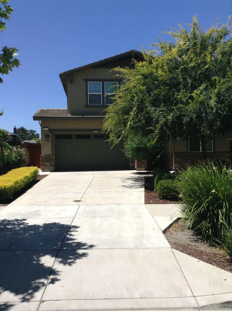 Livermore House: 413 Wayland Loop