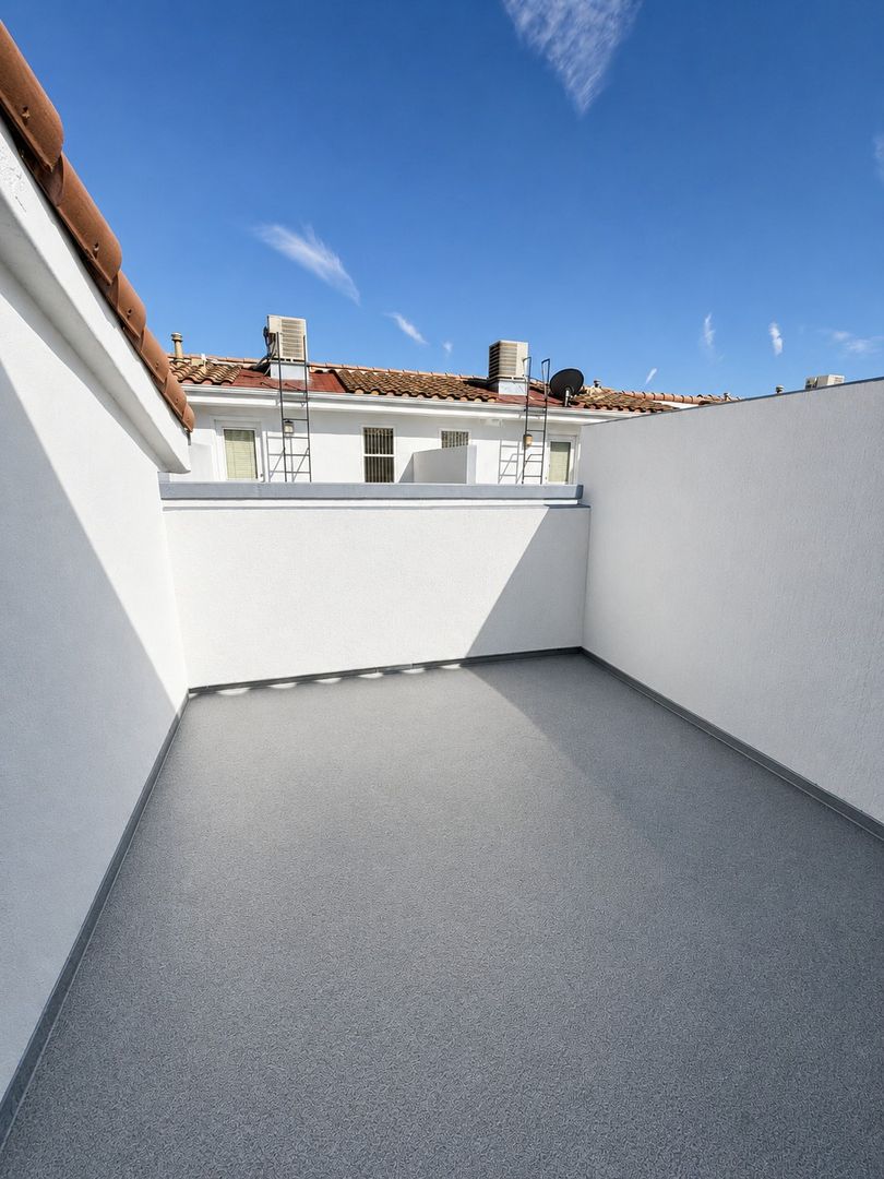 Roof deck at Dickens Apartments (1 of 2)