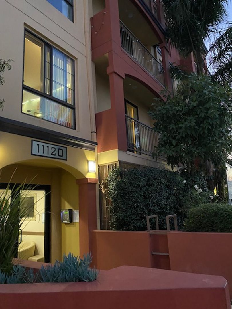 North Hollywood Apartment: 11120 Huston Street