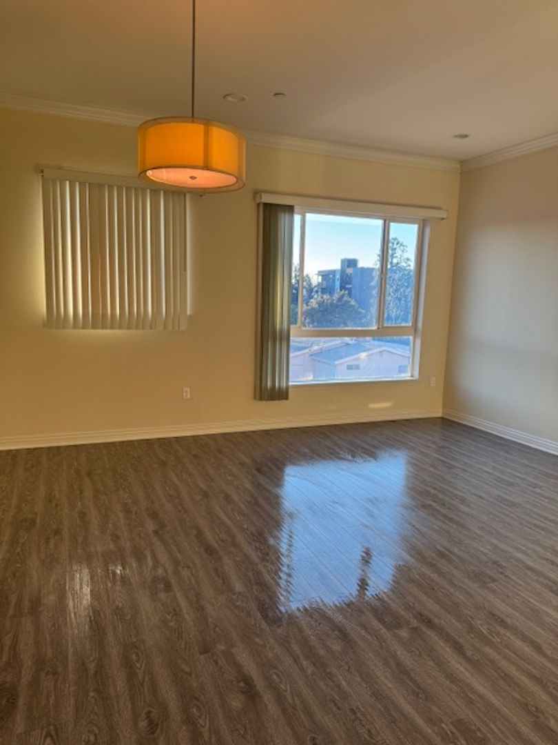North Hollywood Apartment: 11120 Huston Street