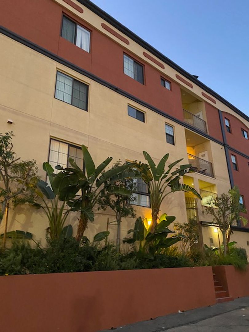 North Hollywood Apartment: 11120 Huston Street