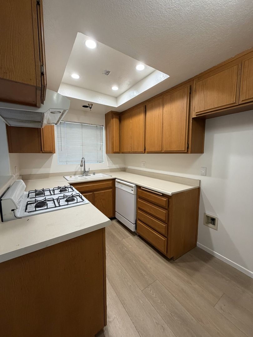 North Hollywood Apartment: 11308 Huston St