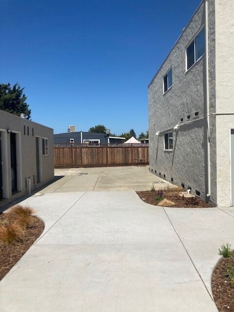 Sunnyvale Apartment: 923 Tamarack Lane